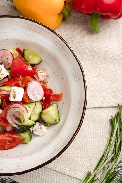 Salatsalat des Frischgemüses auf einer Draufsicht des weißen hölzernen Hintergrundes Beschneidungspfad eingeschlossen