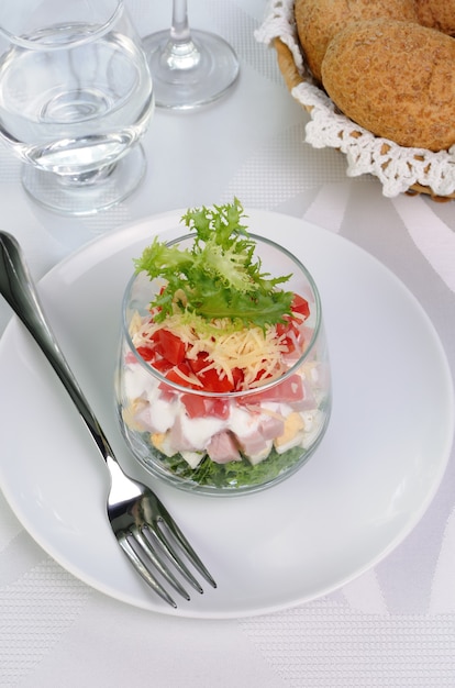 Salatsalat mit Ei, Schinken, Tomaten, Dressed Yogurt und Käse