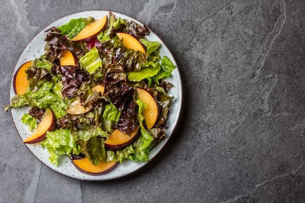 Salatsalat mit Pflaumen