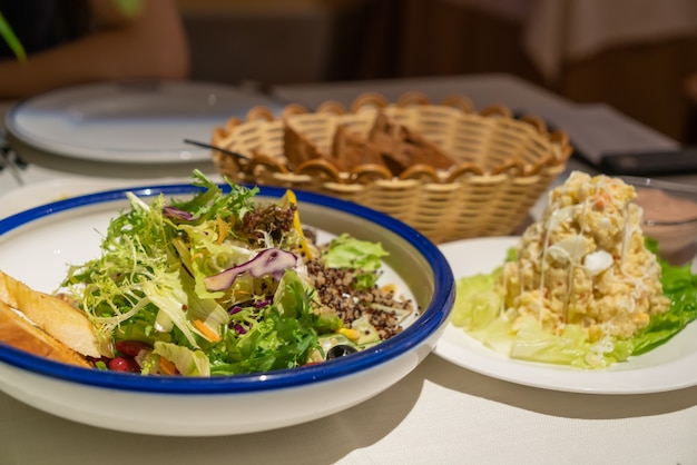 Salatsalat und Schwarzbrot auf dem Teller