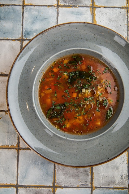 Foto salatschüssel aus frischem gemüse nahaufnahme mehrere salate mit gemüse und grüns