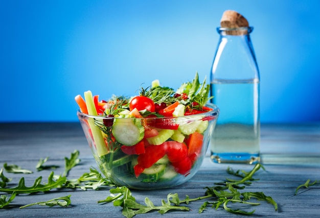 Salatschüssel mit frischem Gemüse