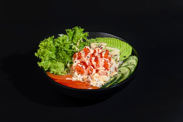 Foto salatschüssel mit lachs, reis, tomaten, gurken und avocado, gekochtem ei