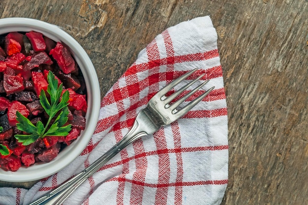 Salatvinaigrette auf einer Serviette auf einer Draufsicht des rustikalen Hintergrundes