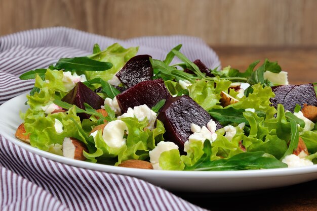 Salatvinaigrette mit Rübensalat Rucola Feta und Mandeln