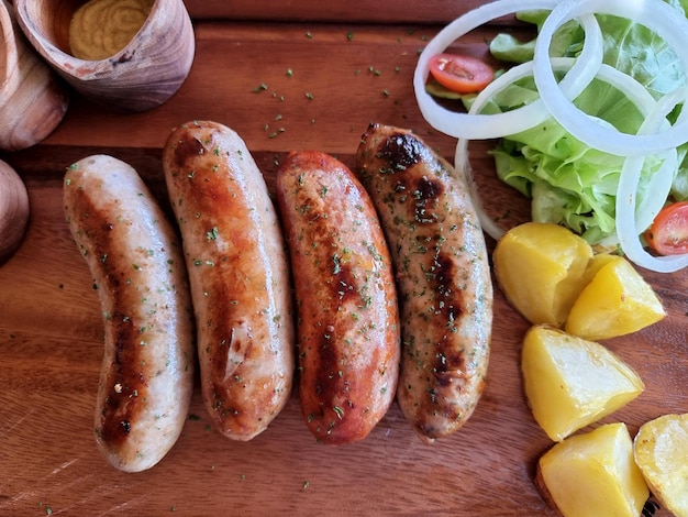 Salchicha ahumada alemana y patatas con salsa tricolor y ensalada