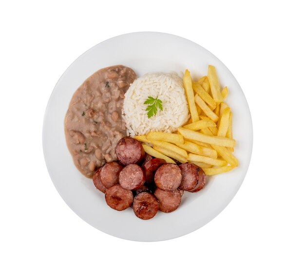 Salchicha, arroz, frijoles y patatas fritas. Plato ejecutivo brasileño típico aislado sobre fondo blanco.