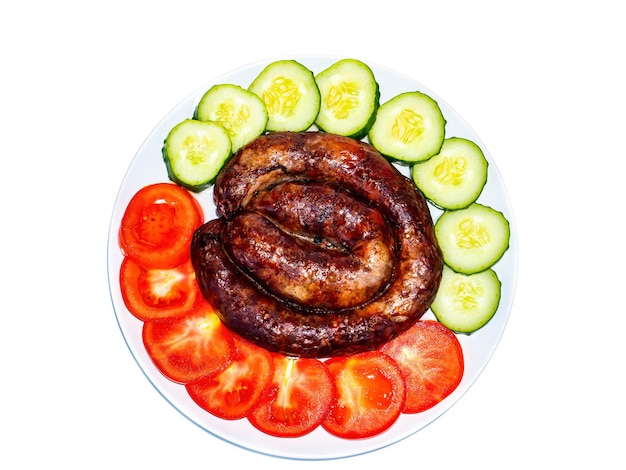 Salchicha de carne ahumada en un plato con tomates y pepinos