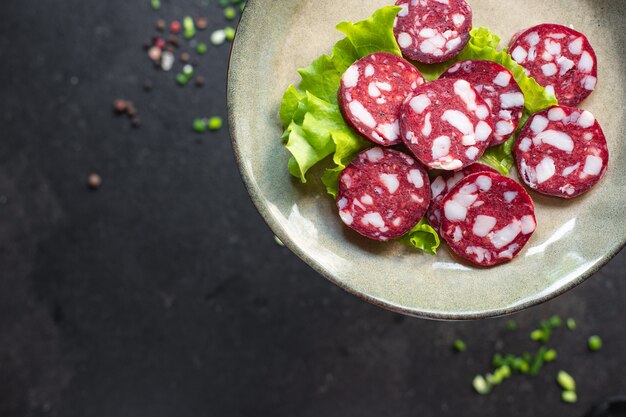 Foto salchicha carne ahumada trozo de tocino carne de res o cerdo comida curada en seco bocadillo en la mesa espacio de copia de alimentos