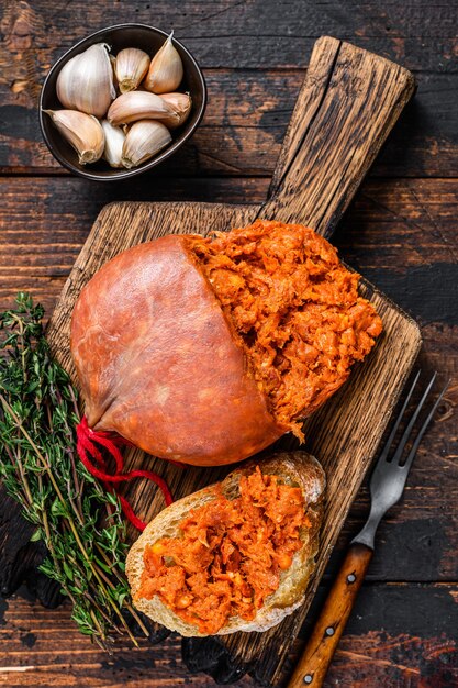 Salchicha de carne de cerdo curada sobrassada en rebanada de pan