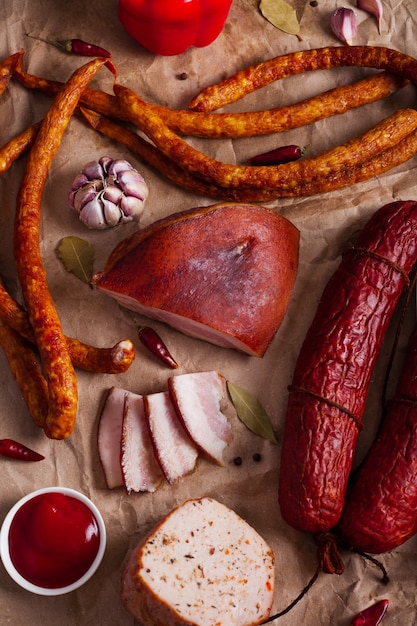 Foto salchicha de carne en una tabla con salsa