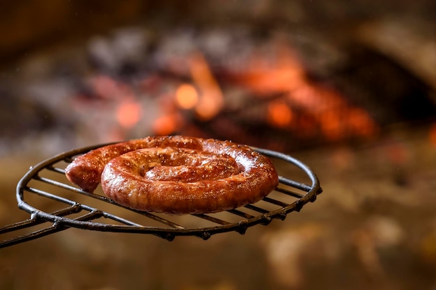 Salchicha casera brasileña asada a la parrilla sobre brasas