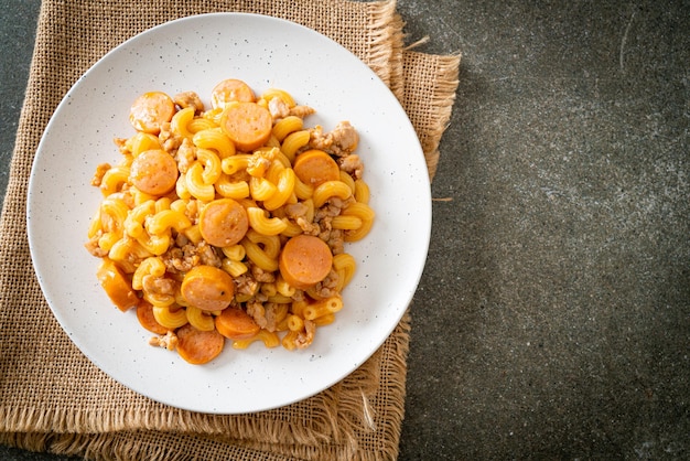 salchicha casera de macarrones y cerdo picado