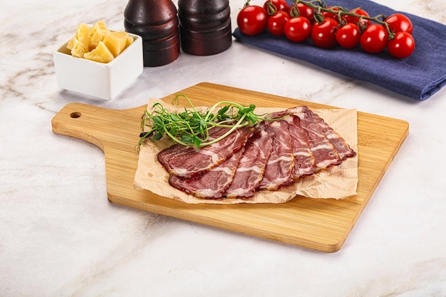 Foto salchicha de cerdo italiana con jamón crudo