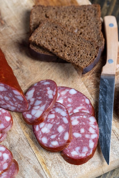 Salchicha de cerdo en rodajas con la adición de manteca de cerdo