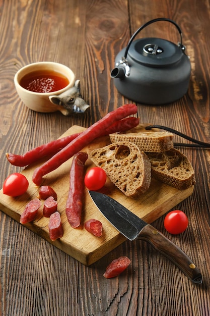 Salchicha de cerdo seca en tabla de cortar