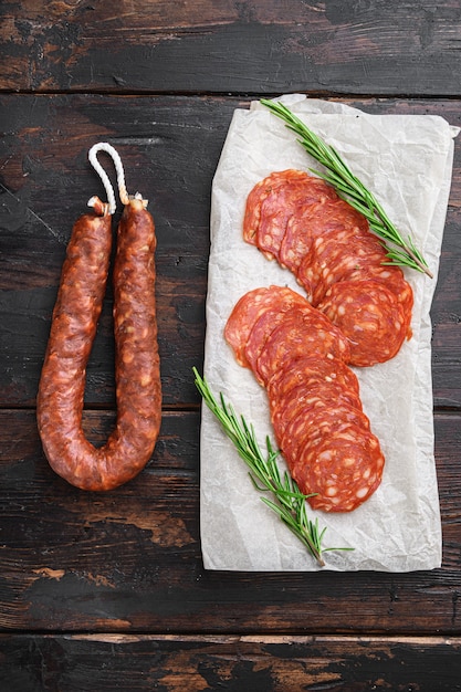 Salchicha de chorizo cortada en rodajas en una servilleta