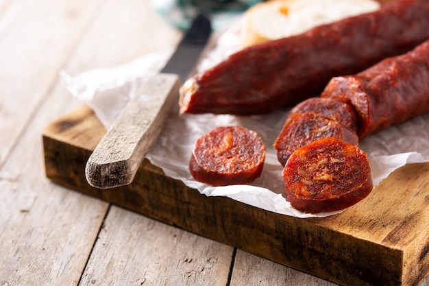 Salchicha de chorizo español sobre mesa de madera rústica