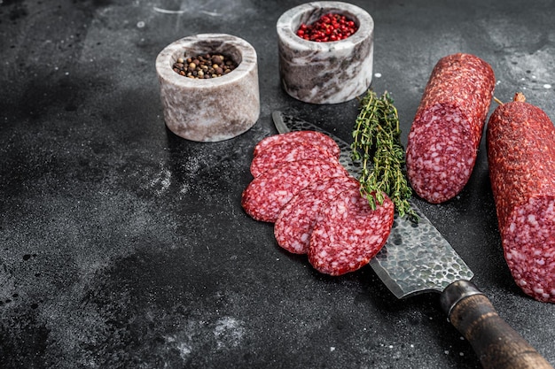 Salchicha curada de salami ahumado tradicional en la mesa de la cocina Fondo negro Vista superior Espacio de copia