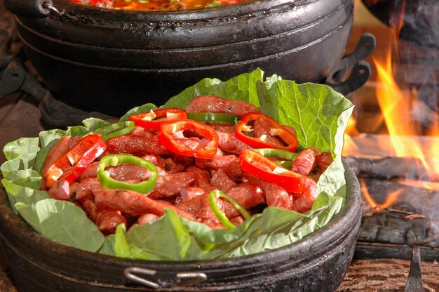 Salchicha frita enrollada en horno de leña