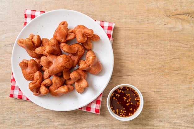 salchicha frita con salsa para mojar