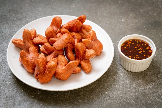 salchicha frita con salsa para mojar