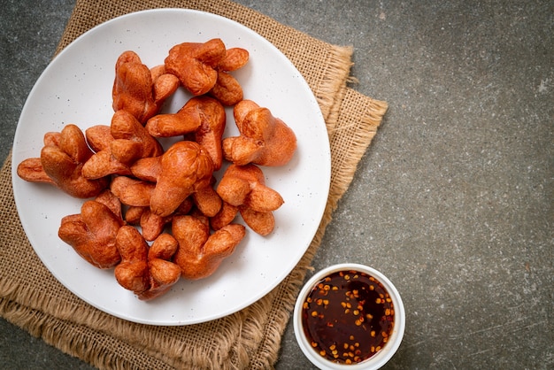 salchicha frita con salsa para mojar