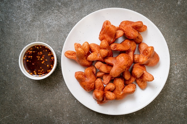 salchicha frita con salsa para mojar