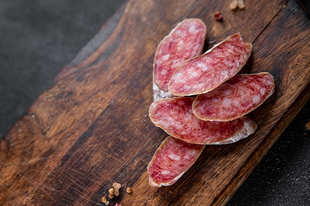 Salchicha fuet producto cárnico español curado comida comida snack en la mesa espacio de copia fondo de alimentos