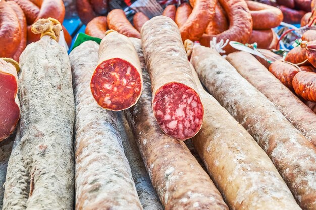 Salchicha en un mercado que consiste en chorizo rojo y salami ibérico y deliciosa morcilla típica española elaborada con patata o calabaza