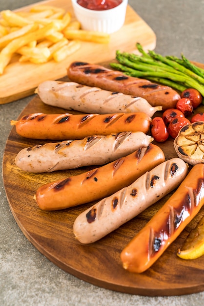 Foto salchicha a la parrilla con vegetales