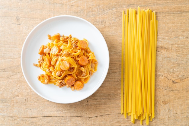 salchicha de pasta de espagueti casera y carne de cerdo picada