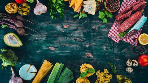 Salchicha queso y verduras Surtido de alimentos Sobre un fondo de madera Vista superior Espacio de copia