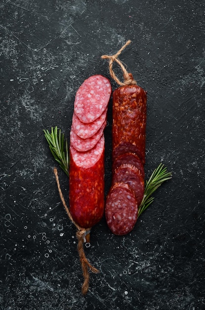 Salchicha de salami ahumado tradicional con especias Salchichas en rodajas Romero Vista superior Espacio libre para el texto