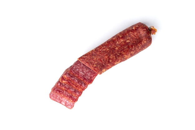 Salchicha de salami aislado en blanco