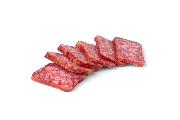 Salchicha de salami aislado en blanco