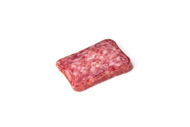 Salchicha de salami aislado en blanco