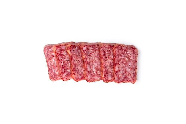 Salchicha de salami aislado en blanco