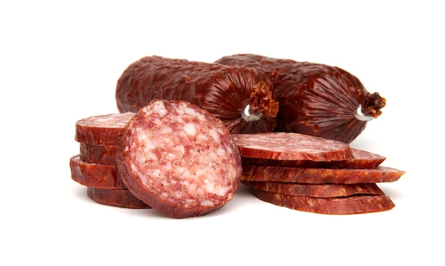 Salchicha de salami con cerdo y jabalí aislado sobre fondo blanco.