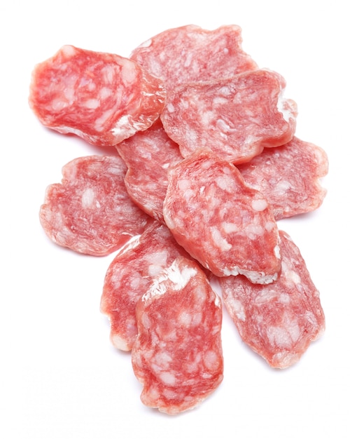 Salchicha de salami orgánica en rodajas secas en blanco aislado