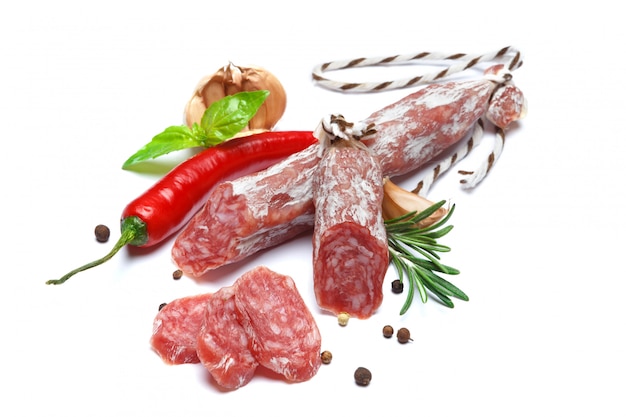 Salchicha de salami orgánica seca en blanco aislado