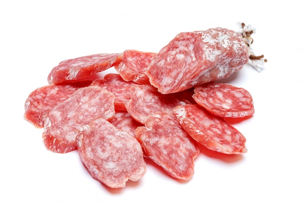 Salchicha de salami orgánica seca en blanco aislado