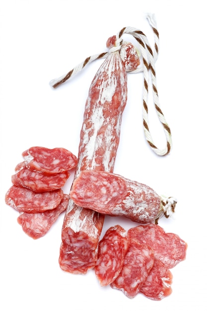 Salchicha de salami orgánica seca en blanco aislado