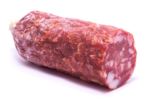 Salchicha de salami seco ahumado aislado sobre fondo blanco.