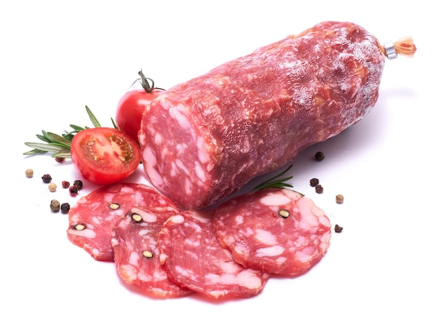 Salchicha de salami seco ahumado en rodajas aislado sobre fondo blanco.