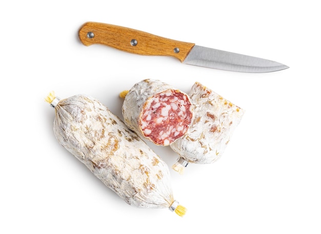 Salchicha tradicional con moho blanco Salami de cerdo seco aislado sobre fondo blanco