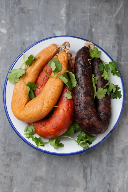 Salchichas ahumadas típicas portuguesas en plato