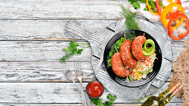 Salchichas al horno con arroz En un plato negro Vista superior Espacio de copia libre