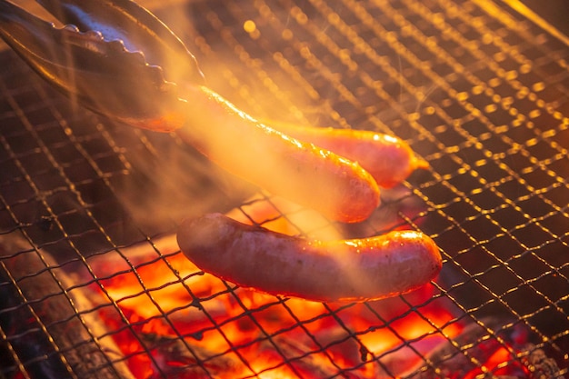 Salchichas al horno en el campamento