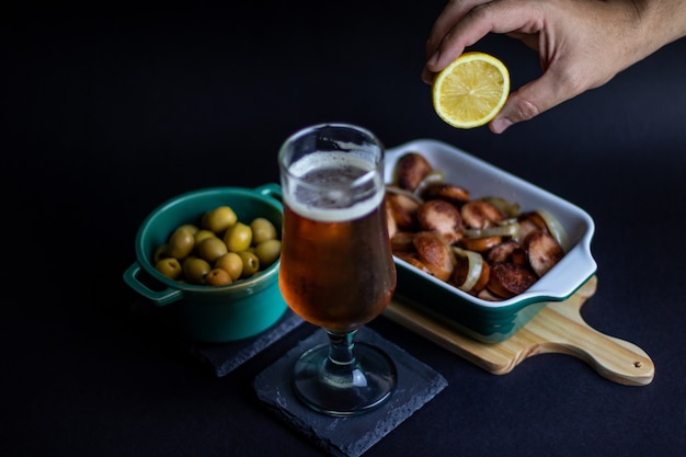 Foto salchichas alemanas con aceitunas y cerveza artesana